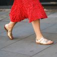 Sandálias da moda 2020: rasteirinha metalizada de dedo é aposta fashionista e comfy para quem gosta de um look de verão mais 'pé no chão'
