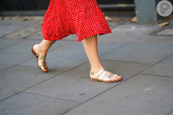 Sandálias da moda 2020: rasteirinha metalizada de dedo é aposta fashionista e comfy para quem gosta de um look de verão mais 'pé no chão'