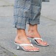 Sandálias da moda 2020: o chinelo de dedo com salto funciona até no office look descontraído do verão
