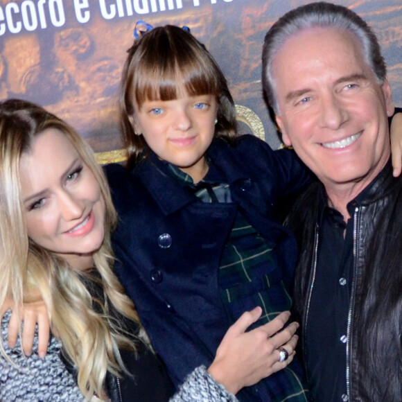 Filha caçula de Roberto Justus, Rafaella Justus já paparica a futura irmã, filha de Ana Paula Siebert