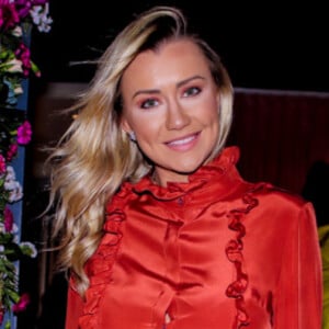 Grávida pela primeira vez, Ana Paula Siebert relatou sentir os movimentos da filha, Vicky: 'Me cutucando'