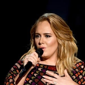 Adele emagreceu cerca de 45 kg, como contou aos fãs