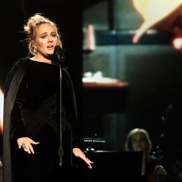 Adele estava acompanhada do filho, Angelo, e do amigo Harry Styles