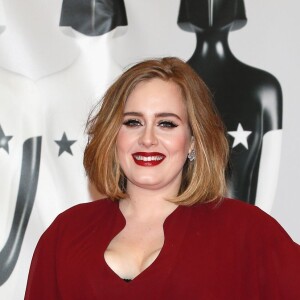 Adele está se sentindo mais feliz e confiante, relata fã