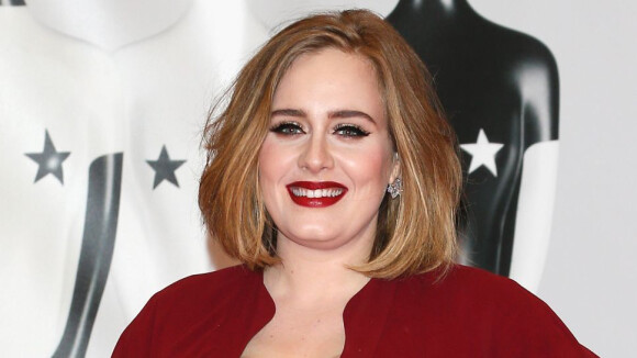 Adele revela perda da peso em conversa com fã: 'Está muito feliz'. Veja mais!