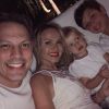 Eliana está aproveitando as férias com os filhos, Manuela e Arthur, e com o noivo, Adriano Ricco