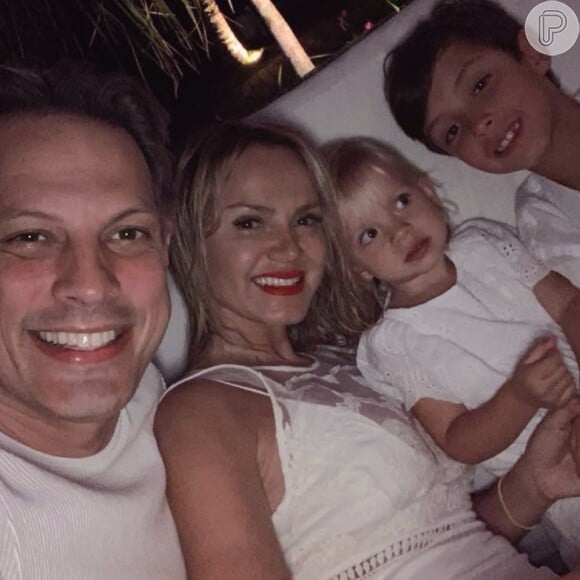 Eliana está aproveitando as férias com os filhos, Manuela e Arthur, e com o noivo, Adriano Ricco