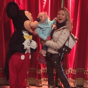 Eliana, em viagem à França, visitou a Disneyland Paris com os filhos