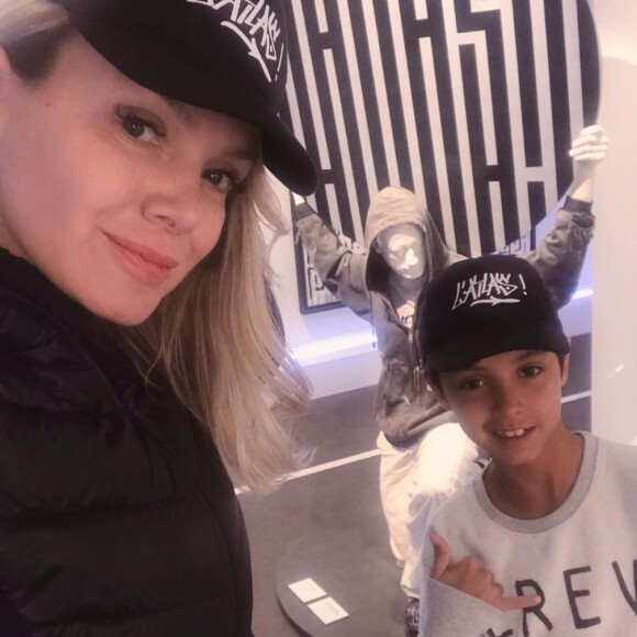 Eliana posou em museu na França com Arthur, seu filho mais velho, fruto de seu relacionamento anterior com João Marcelo Bôscoli