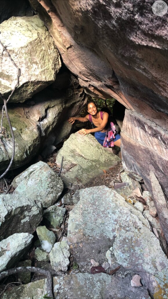 Camila Pitanga se diverte em trilha na Chapada Diamantina