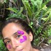 Camila Pitanga posa com pétalas de flores  na Chapada Diamantina