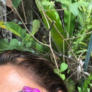 Camila Pitanga posa com pétalas de flores  na Chapada Diamantina