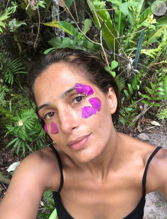 Camila Pitanga posa com pétalas de flores  na Chapada Diamantina