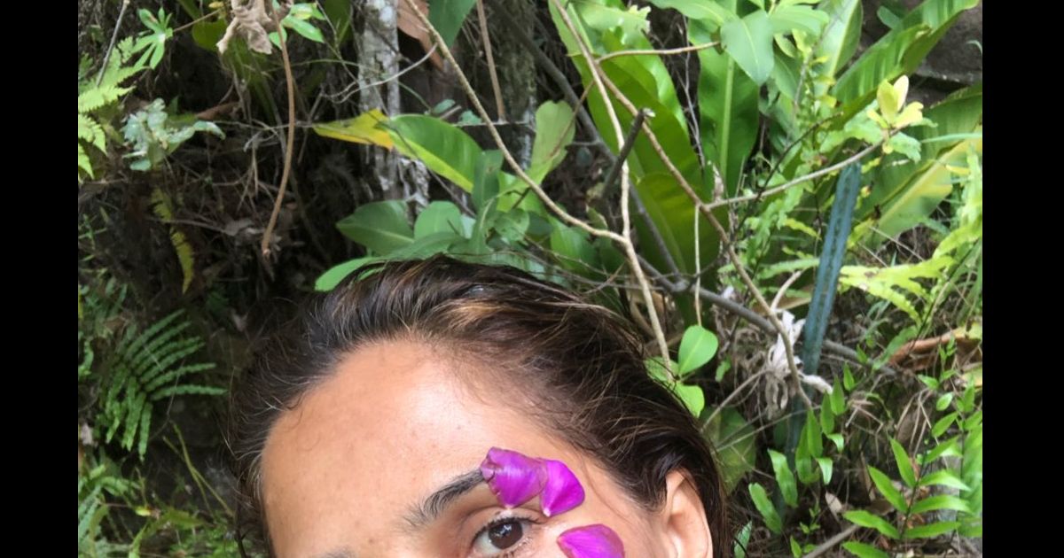 Camila Pitanga posa com pétalas de flores na Chapada ...