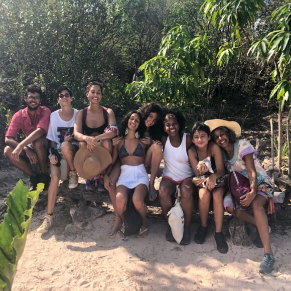 Camila Pitanga posa com amigos durante viagem à Chapada Diamantina com a namorada, Beatriz Coelho