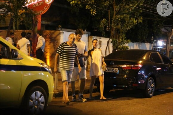Isis Valverde já foi fotografada com o pai, Rubens Valverde, e o marido, André Resende, em uma bar do Rio