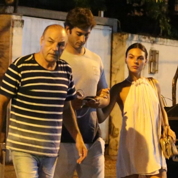 Isis Valverde já foi fotografada com o pai, Rubens Valverde, e o marido, André Resende, em uma bar do Rio
