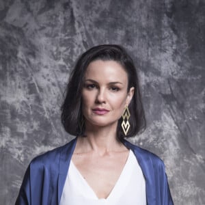 Na novela 'Salve-se Quem Puder', Agnes (Carolina Kasting) é a mãe de Kyra Romantini/Cleyde (Vitória Strada), Bia (Valentina Bulc) e Junior (Igor Cosso)