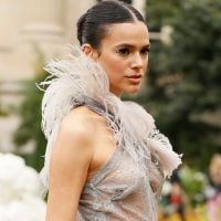Bruna Marquezine combina look fashion com arco de noiva da Minnie na Disney