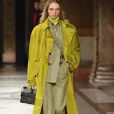 Moda Outono/Inverno 2020: Bella Hadid desfila tendências da estação na Semana de Moda Masculina de Paris