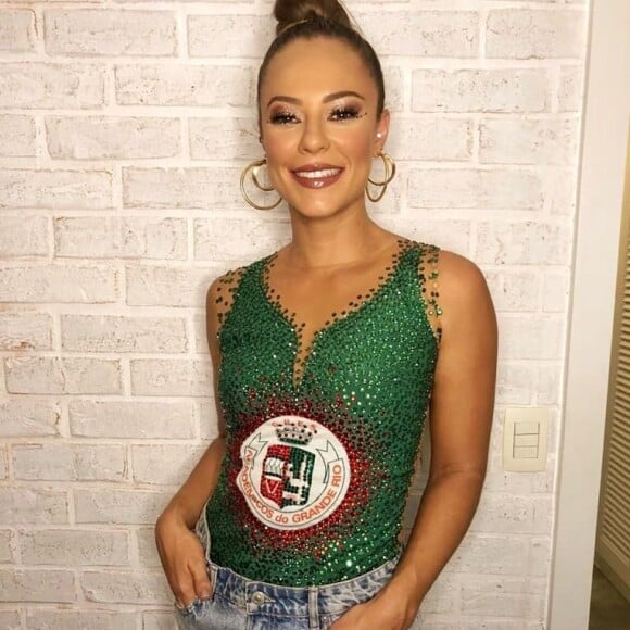 Paolla Oliveira é rainha de bateria da Grande Rio