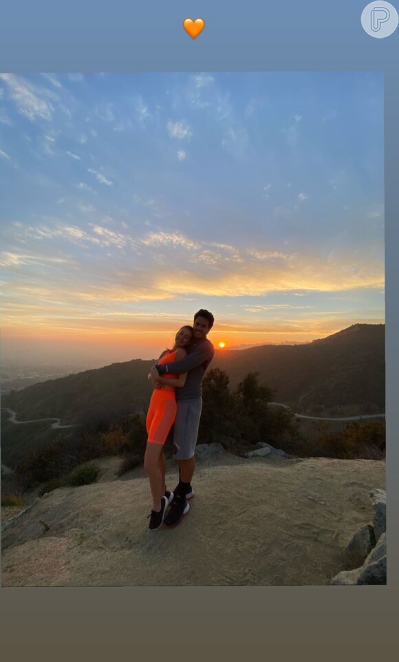 Marina Ruy Barbosa posa abraçada com o marido em trilha no Runyon Canyon Park