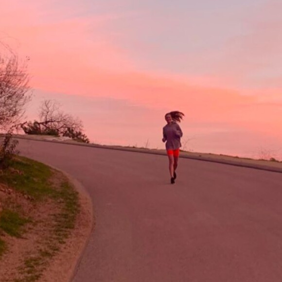 Marina Ruy Barbosa foi fotografada correndo durante trilha nos EUA