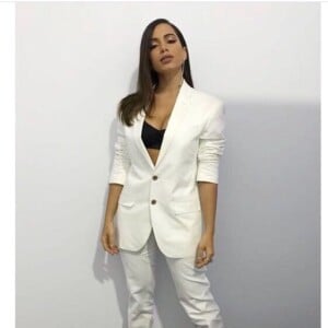 Anitta critica ideia de que baile funk não é evento para família: 'Eu sempre frequentei com a minha e todos nós somos brasileiros honestos'