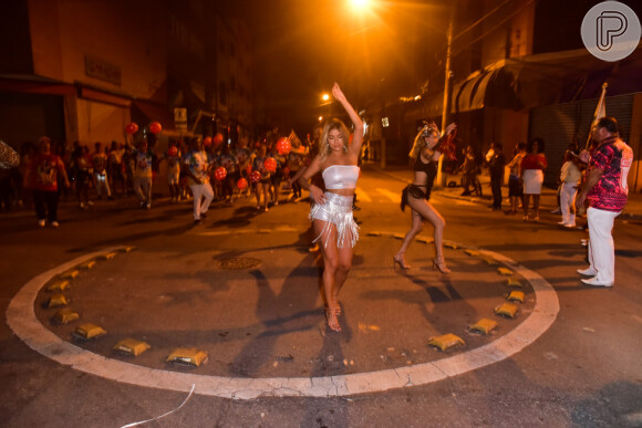 Campeã do 'BBB16', Munik Nunes mostrou samba no pé em ensaio de carnaval