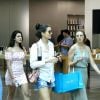 Camila Queiroz vai às compras com a irmã Melina Queiroz no Rio de Janeiro