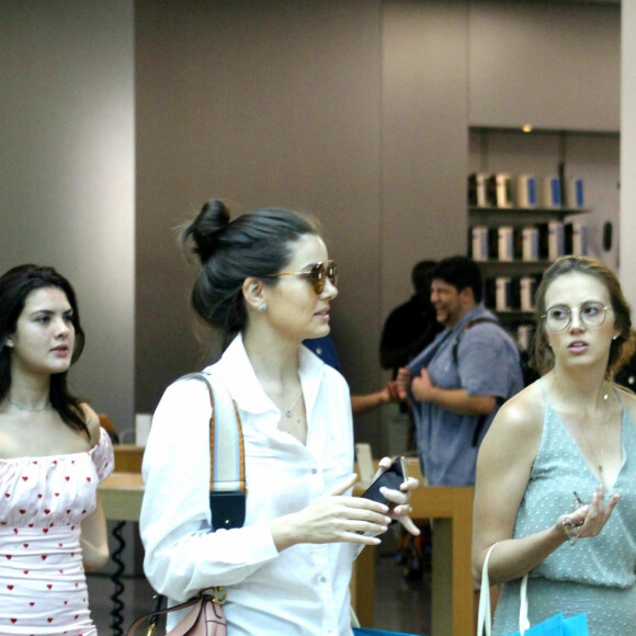 Camila Queiroz vai às compras com a irmã Melina Queiroz no Rio de Janeiro
