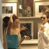 Camila Queiroz aposta em look confortável e casual para ir às compras