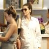 Camila Queiroz chama atenção com bolsa da marca Dior