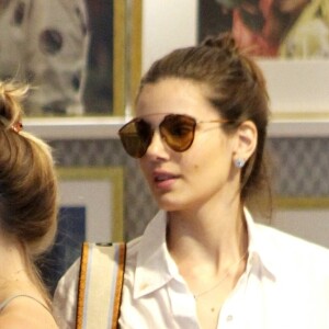 Camila Queiroz chama atenção com bolsa da marca Dior