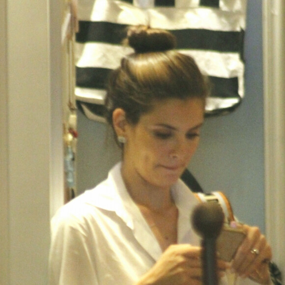 Camila Queiroz aposta em look com camisa branca de linho, jeans e tênis branco para ir às compras