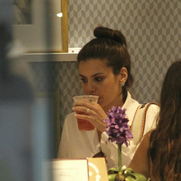 Camila Queiroz é fotografada lanchando no shopping Village Mall, na Barra da Tijuca, zona oeste do Rio de Janeiro, nesta segunda-feira, 27 de janeiro de 2019