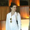 Camila Queiroz usa bolsa Dior de R$ 14 mil em passeio