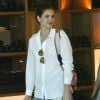 Camila Queiroz usa bolsa Dior e alças de ombro que custam $1,050, R$ 4,420