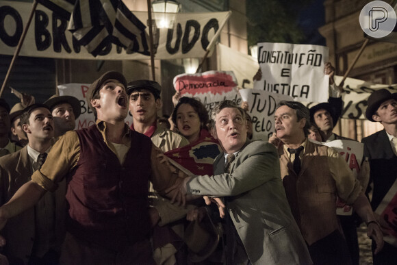 Nos próximos capítulos da novela 'Éramos Seis', Alfredo (Nicolas Prattes) também participa de manifestação contra o presidente