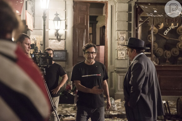 Diretor da novela 'Éramos Seis', Carlos Araújo passa instruções a atores no bastidor da cena que marca a morte de Carlos (Danilo Mesquita)