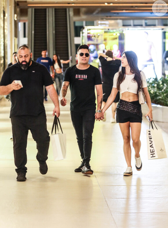 Felipe Araújo e namorada, Estella Defant, visitam shopping nesta quarta-feira, dia 29 de janeiro de 2020