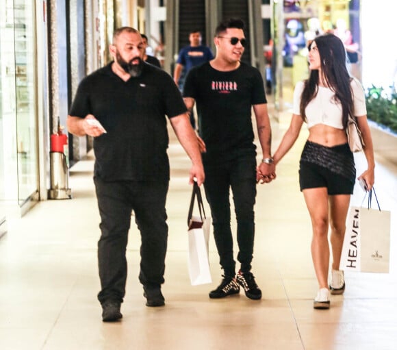 Felipe Araújo anda de mãos dadas com nova namorada, Estella Defant, em shopping nesta quarta-feira, dia 29 de janeiro de 2020