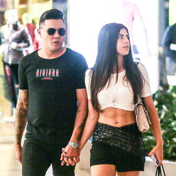 Felipe Araújo anda em shopping com nova namorada, Estella Defant, nesta quarta-feira, dia 29 de janeiro de 2020