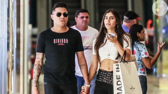 Felipe Araújo passeia em shopping com nova namorada, Estella Defant, nesta quarta-feira, dia 29 de janeiro de 2020