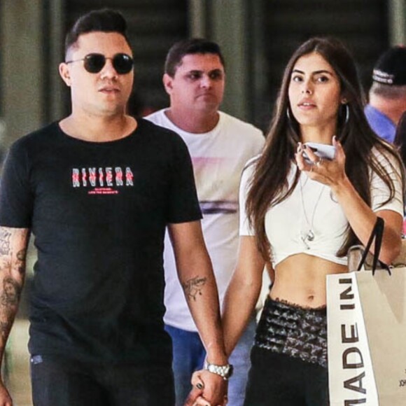 Felipe Araújo passeia em shopping com nova namorada, Estella Defant, nesta quarta-feira, dia 29 de janeiro de 2020