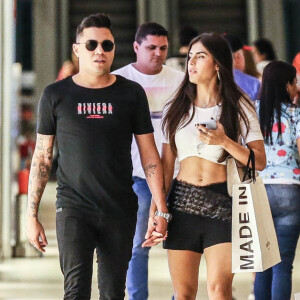Felipe Araújo e nova namorada, Estella Defant, fazem compras em shopping nesta quarta-feira, dia 29 de janeiro de 2020
