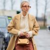 Moda na mão: bolsa com shape diferenciado e cor intensa bombou no street style da Copenhagen Fashion Week