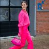 Moda na mão: bolsa neon marcou presença no street style da Copenhagen Fashion Week