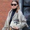 Moda na mão: bolsa com pelos estilo carneiro bombou no street style da Copenhagen Fashion Week