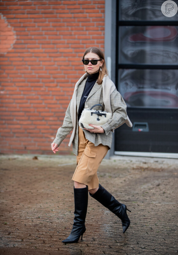 Moda na mão: bolsa com pelos estilo carneiro bombou no street style da Copenhagen Fashion Week